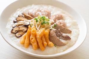 congee di maiale o porridge con maiale foto