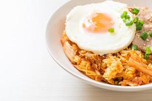 riso fritto kimchi con uovo fritto e maiale foto