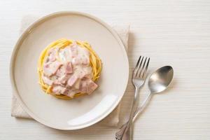 spaghetti fatti in casa salsa di panna bianca con prosciutto - stile italiano foto