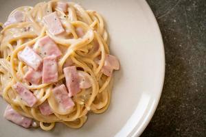 spaghetti fatti in casa salsa di panna bianca con prosciutto - stile italiano foto