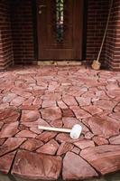 incollare piastrelle di granito a sottofondi in cemento all'esterno della casa - rivestimento di portici e terrazze patio foto