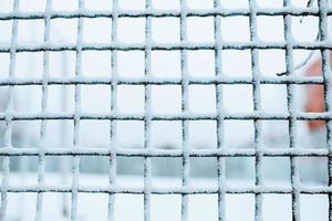 griglia metallica ricoperta di ghiaccio in inverno - condensa di umidità al freddo
