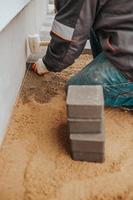 incollare piastrelle di granito a sottofondi in cemento all'esterno della casa - rivestimento di portici e terrazze patio foto