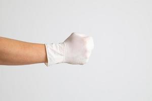 mano con guanti medici