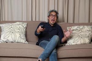 uomo asiatico in soggiorno foto