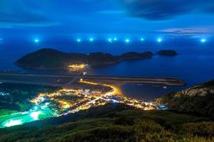 veduta aerea dell'isola di matsu di notte, taiwan foto