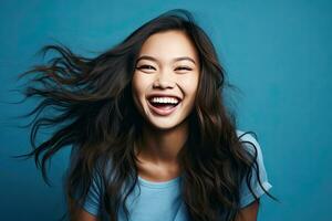 asiatico donna nel 20s sorridente, lungo capelli, blu sfondo , generativo ai foto
