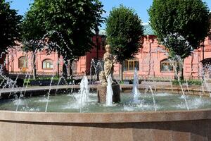 klin, Mosca, Russia - 30.07.2023. Fontana con un' statua di ragazza fungo raccoglitore. scultore - fedor kamensky foto