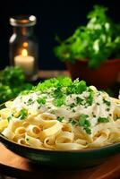 un' acquolina in bocca Immagine di un' cottura a vapore ciotola di cremoso fettuccine Alfredo guarnito con fresco prezzemolo impostato contro un' caldo pendenza sfondo foto