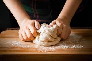 lo chef prepara l'impasto della pizza foto