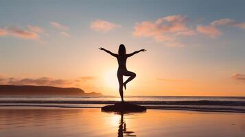 giovane donna praticante yoga su un' spiaggia a Alba con un' chiaro cielo per ampio copia spazio ai generativo foto