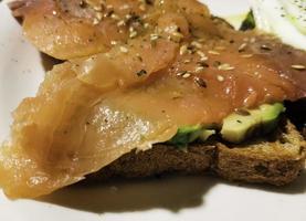 toast salmone e avocado foto