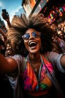 africano americano donna con afro folla fare surf fan a concerto Tenere iphone nel colorato abiti e freddo occhiali da sole foto