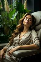 un' donna d'affari napping nel il vivente camera godendo rilassamento su sua elettrico massaggio sedia foto