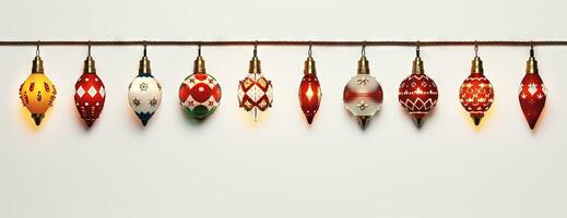 Natale a tema lampade e ghirlande con accogliente vacanza luci. natale ornamento con brillante giocattoli. generato ai. foto