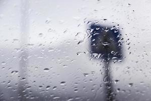 gocce di pioggia dalla finestra foto