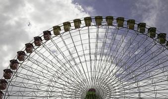 ruota panoramica nel parco foto