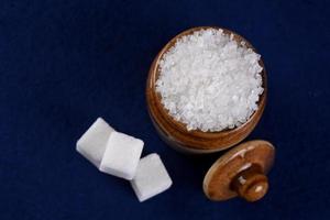 zucchero. zucchero semolato bianco e zucchero raffinato su sfondo blu