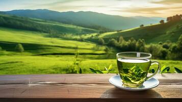 caldo tazza di tè e biologico verde tè eaf su di legno tavolo foto