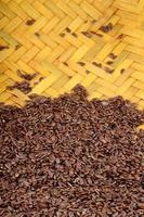 Close up di semi di lino in cesto di legno su sfondo bianco