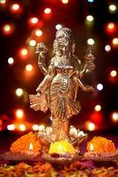 lakshmi - dea indù, dea lakshmi. dea lakshmi durante la celebrazione del diwali. festival indiano della luce indù chiamato diwali foto