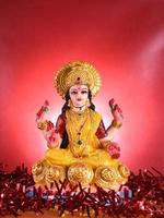 lakshmi - dea indù, dea lakshmi. dea lakshmi durante la celebrazione del diwali. festival indiano della luce indù chiamato diwali foto