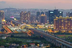 skyline della città di zhubei di notte, taiwan foto