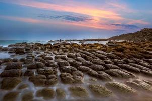 roccia di cagliata di fagioli nell'isola sperando, keelung, taiwan foto