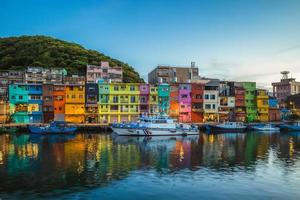 colorato porto di pesca di zhengbin a keelung, taiwan foto