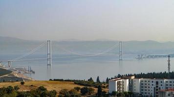 ponte osmangazi sul mar di marmara foto