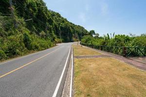 la strada asfaltata intorno all'isola di phuket nella stagione estiva foto