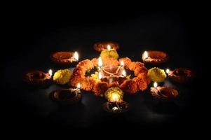 lampade diya di argilla accese durante la celebrazione del diwali. biglietto di auguri design indiano festa della luce indù chiamato diwali foto