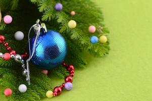 decorazione di natale palla di natale e ornamenti con il ramo di albero di natale