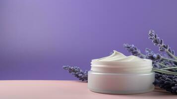 naturale lavanda cosmetico crema. idratante con lavanda su viola sfondo foto