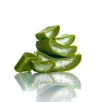 fette di foglie di aloe vera su uno sfondo bianco. l'aloe vera è una medicina erboristica molto utile per la cura della pelle e dei capelli. foto