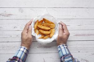 gustose patatine fritte appena fatte in un piatto foto