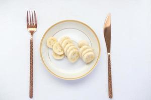 fetta di banana fresca su un piatto foto