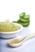 fette di foglie di aloe vera e gel di aloe vera su sfondo bianco. l'aloe vera è una medicina erboristica molto utile per la cura della pelle e dei capelli.