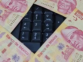 economia e finanza con denaro messicano foto