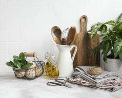 utensili da cucina, utensili e stoviglie sul muro di piastrelle bianche di sfondo. foto