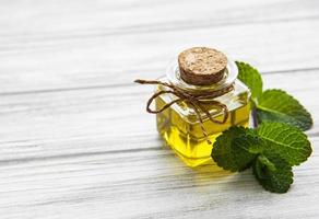 olio essenziale aromatico alla menta foto