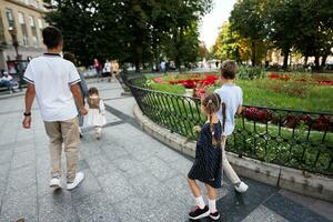 indietro Visualizza di famiglia con quattro bambini a piedi nel Lviv città, Ucraina. foto