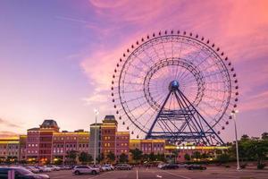 parco a tema con ruota panoramica a taichung al tramonto, taiwan foto