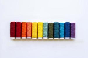 rocchetti di filo sui colori dell'arcobaleno
