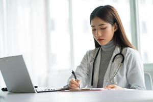 dottoressa asiatica sta lavorando in clinica