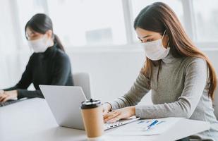 due donne devono indossare maschere durante l'orario di lavoro per stare al sicuro durante le epidemie