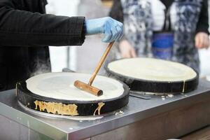 versare il pancake pastella in il padella. preparare Pancakes. foto