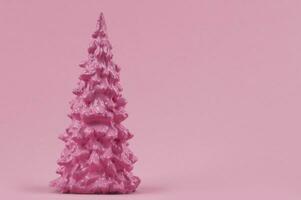 Natale composizione. rosa Natale albero su un' rosa sfondo. contento vacanze. minimo nuovo anno concetto. foto