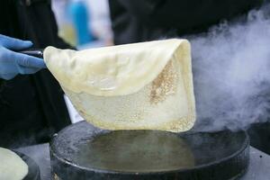 versare il pancake pastella in il padella. preparare Pancakes. foto