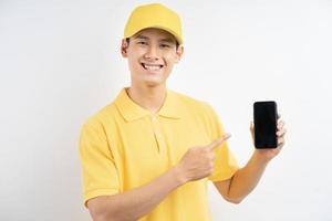 un uomo asiatico in uniforme gialla stava indicando il cellulare in mano